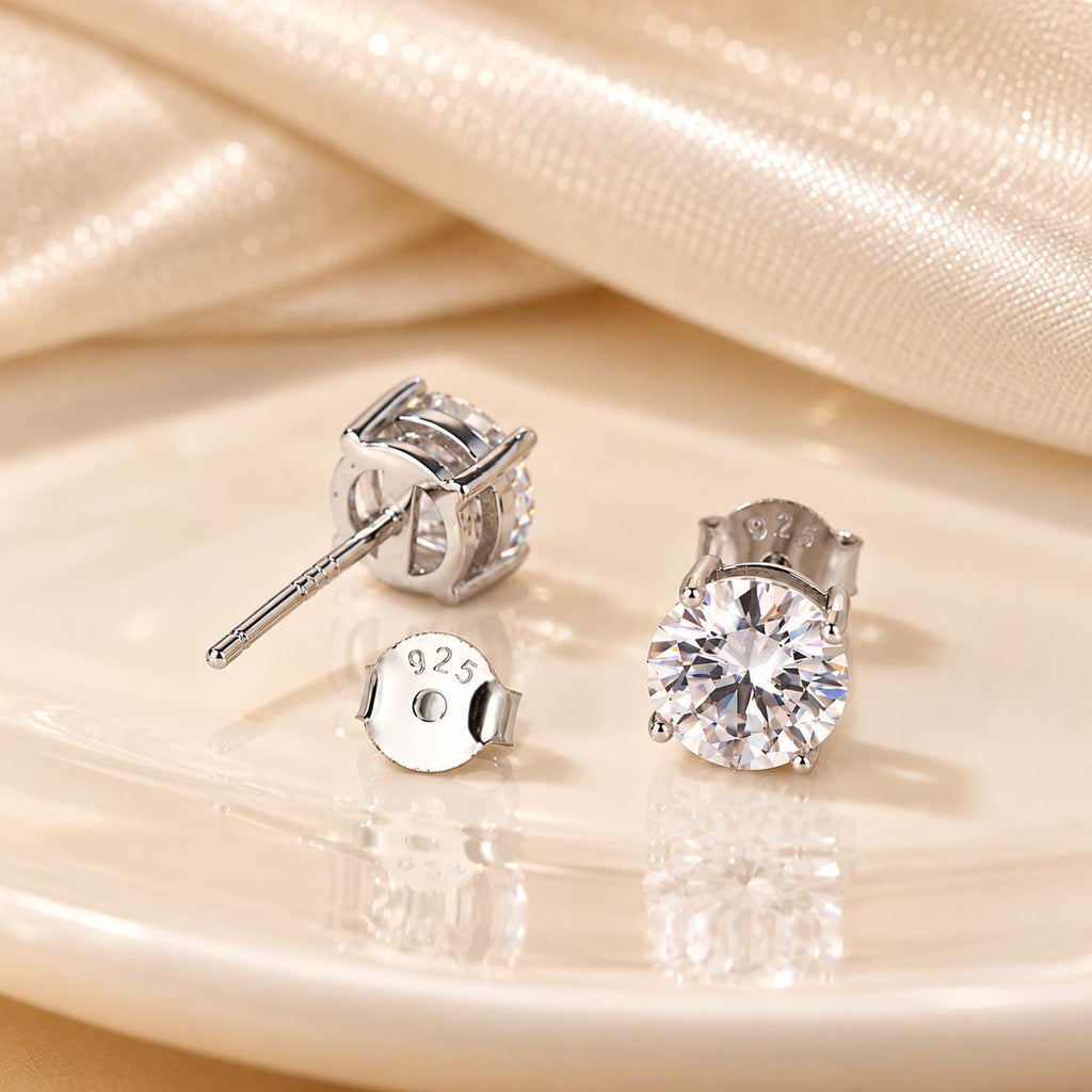 Moissanite stud detail with 925 stamped butterfly back